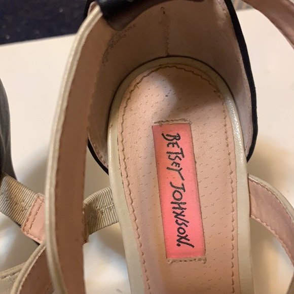 BETSEY JOHNSON COLORBLOCK HEELS BEIGE & BLACK 4” TWO TONE PINUP ROCKABILLY SZ 9 - Picture 4 of 15
